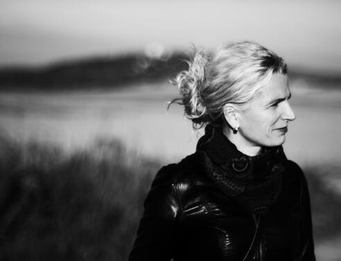 Γυναίκα που κοιτάζει στο πλάι