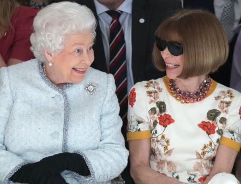 Η βασίλισσα Ελισάβετ με την Αν Γουίντουρ της Vogue