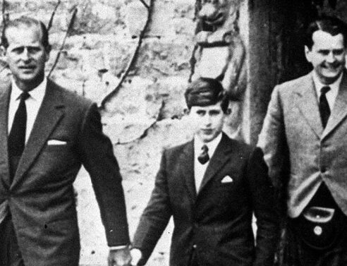 Βασιλιάς Κάρολος: Τα δύσκολα χρόνια που έζησε στο Gordonstoun, ένα αυστηρό ιδιωτικό σχολείο στη Σκωτία.