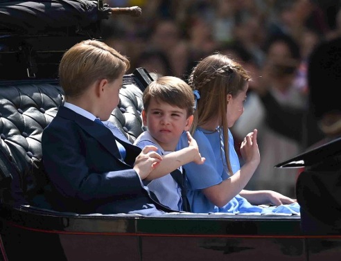 Ο πρίγκιπας Λούις με τα αδέλφια του σε βασιλική άμαξα