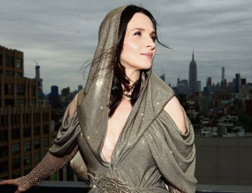 Ζιλιέτ Μπινός: Τι εξομολογήθηκε για το ερωτικό της παρελθόν η ηθοποιός, με αφορμή τη νέα της ταινία Both Sides of the Blade.