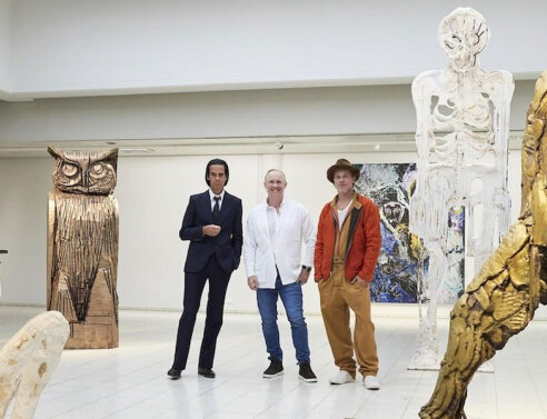 Ο Μπραντ Πιτ με τον Νικ Κέιβ σε έκθεση με έργα τέχνης τους στη Φινλανδία