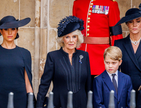 Από αριστερά: Μέγκαν, Δούκισσα του Σάσσεξ, Καμίλα, βασιλική σύντροφος, πρίγκιπας Τζορτζ της Ουαλίας, πριγκίπισσα Κάθριν της Ουαλίας και πριγκίπισσα Σάρλοτ της Ουαλίας στην κηδεία της βασίλισσας Ελισάβετ ΙΙ, στο Αββαείο του Ουέστμινστερ (19/9/2022). 