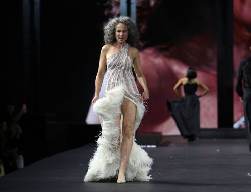 Εβδομάδα Μόδας Παρισιού: Η Andie MacDowell έλαμψε στην πασαρέλα με τα μαλλιά της στο φυσικό χρώμα τους