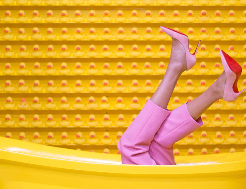 Γυναίκα με τακούνια μέσα σε μπανιέρα