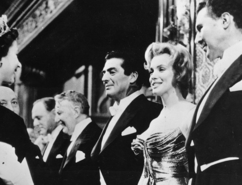 Όταν η βασίλισσα Ελισάβετ συνάντησε τη Μέριλιν Μονρόε