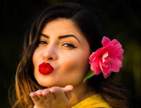 Πώς να δώσεις όγκο στα χείλη σου, σύμφωνα με το TikTok