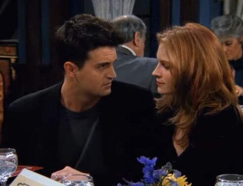 Μάθιου Πέρι και Τζούλια Ρόμπερτς σε σκηνή από τα «Φιλαράκια»