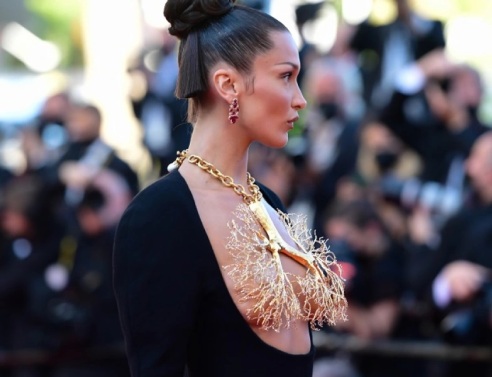 Η Μπέλα Χαντίντ «προσπαθεί» να χορέψει συρτάκι στο Κατάρ