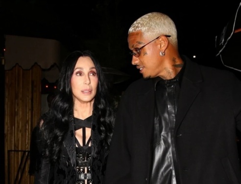 Σερ: Είναι ζευγάρι με τον 36χρονο Αλεξάντερ Έντουαρντς