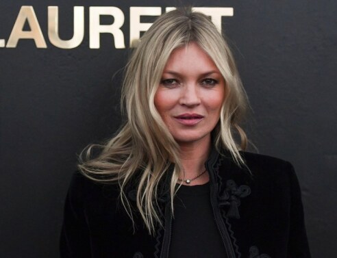 Kate Moss: Η “βασίλισσα του πάρτι” επέστρεψε – Το αποκαλυπτικό φόρεμα και το στιλιστικό ατύχημα