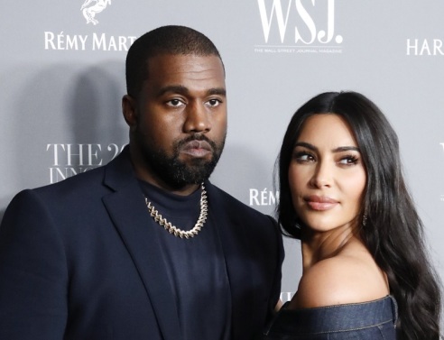 Ο Κάνιε Γουέστ έδειχνε φωτογραφίες της Καρντάσιαν και πορνό στους υπαλλήλους του