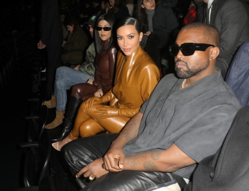Kanye West: Έδειχνε αποκαλυπτικές φωτογραφίες της Kim Kardashian και πορνό στους υπαλλήλους του 
