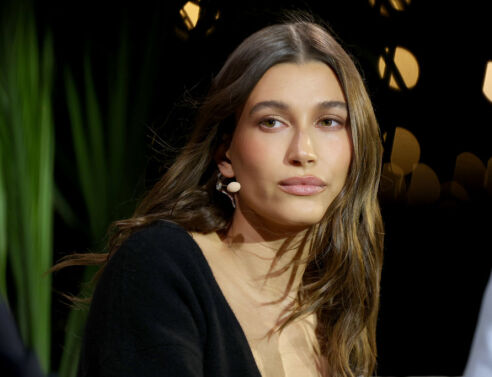 Η Hailey Bieber δείχνει για πρώτη φορά την κύστη στην ωοθήκη της: «Έχει το μέγεθος μήλου»