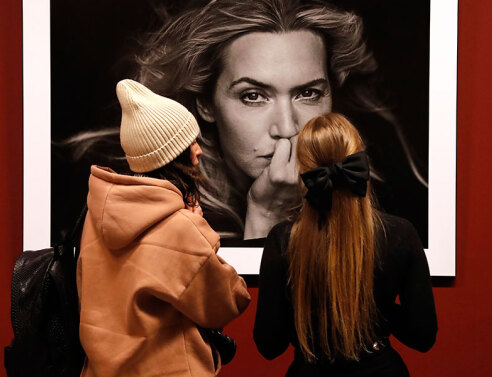 Πορτρέτο της Κέιτ Γουίνσλετ σε φωτογραφική έκθεση της Pirelli