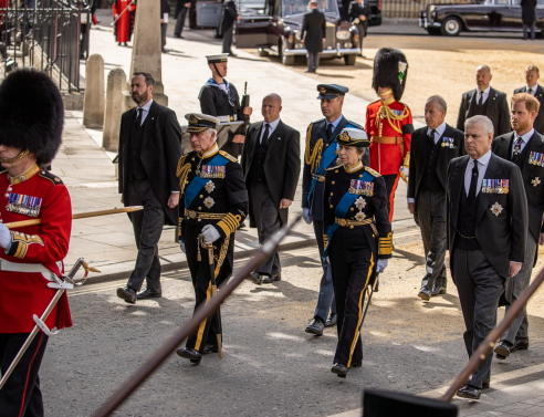 Βρετανία: Νέα πλοκή στο σίριαλ; Πιθανή θεωρεί ο βρετανικός Τύπος μια συμφιλίωση του πρίγκιπα Χάρι και της βασιλικής οικογένειας πριν από τη στέψη του Καρόλου	