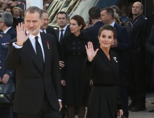 Ο Βασιλιάς Φίλιππος και Η Βασίλισσα Λετίθια της Ισπανίας στην κηδεία του Κωνστνατίνου Β΄