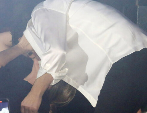 Ο Σάκης Ρουβάς φιλά την Κάτια Ζυγούλη στο μαγαζί που τραγουδά