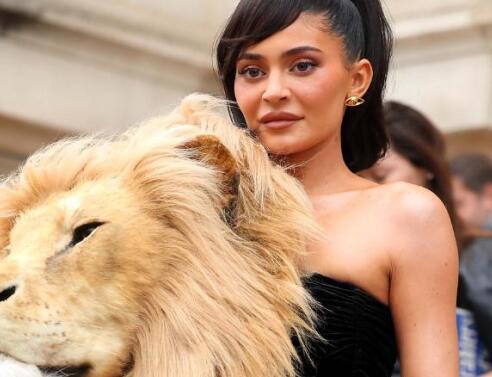 Κάιλι Τζένερ: Σάλος με την εμφάνισή της - «Φόρεσε» ψεύτικο κεφάλι λιονταριού!