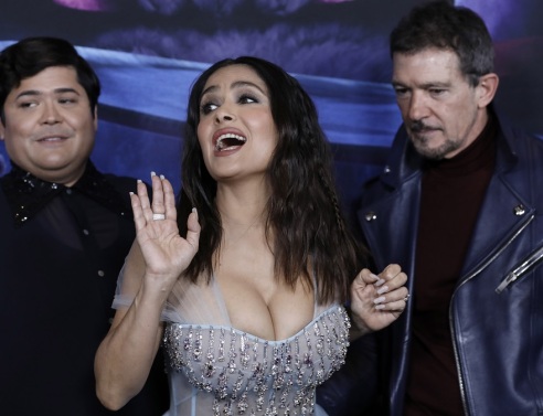 Σάλμα Χάγιεκ: Με διχτυωτό φόρεμα στο κόκκινο χαλί