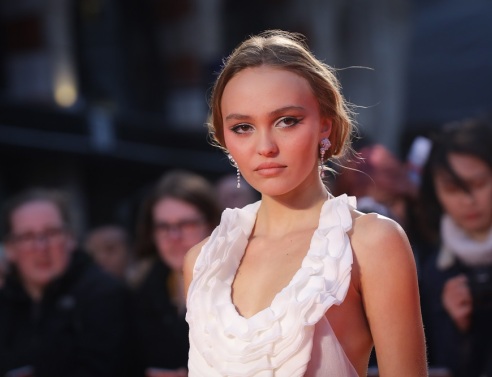 Η Λίλι Ρόουζ - Ντεπ ποζάρει τόπλες στο Instagram