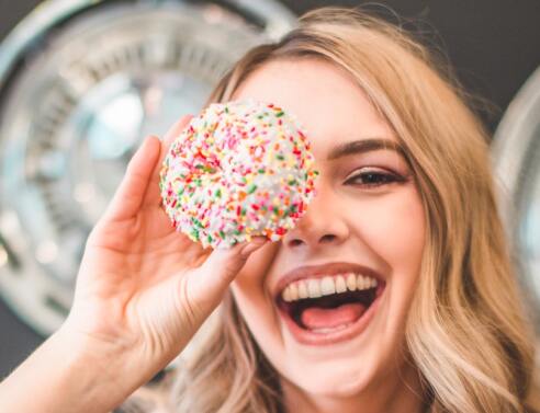 Τι είναι το Σύνδρομο του Τυχερού Κοριτσιού που θερίζει στο TikTok;