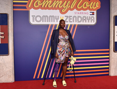 Η Mama Cax, το μοντέλο με το ένα πόδι, σε επίδειξη του Tommy Hilfiger τον Μάρτιο του 2019 στο Παρίσι