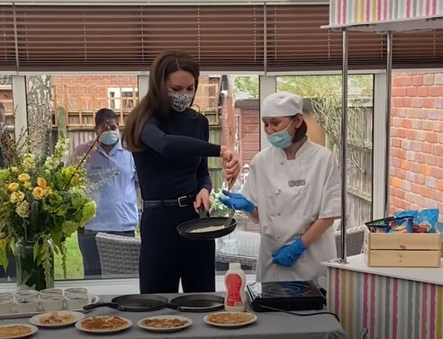 H Κέιτ Μίντλετον προσπαθεί να φτιάξει pancakes