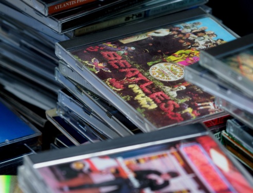 Σαν σήμερα 2 Μαρτίου 1983: Τα πρώτα compact disc κυκλοφορούν στις ΗΠΑ και τις διεθνείς αγορές, ένα χρόνο μετά το λανσάρισμά τους στην Ιαπωνία.