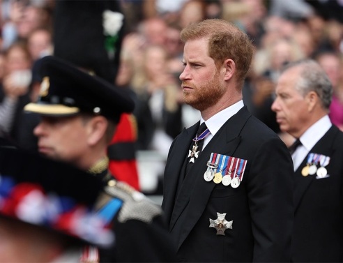 Ο πρίγκιπας Χάρι λέει ότι ανέκαθεν ένιωθε «διαφορετικός» από την οικογένειά του