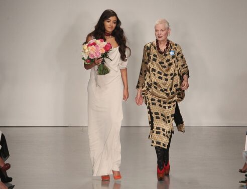 Η εγγονή της Vivienne Westwood περπάτησε στην πασαρέλα και τίμησε τη θρυλική γιαγιά της