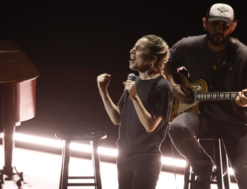 Lady Gaga - Όσκαρ: Τραγούδησε άβαφη και με ένα μαύρο μπλουζάκι