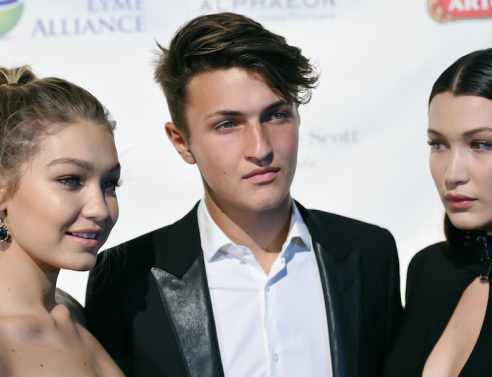 Anwar Hadid: Όσα ξέρουμε για τον μικρό αδελφό της Τζίτζι και της Μπέλα Χαντίντ.