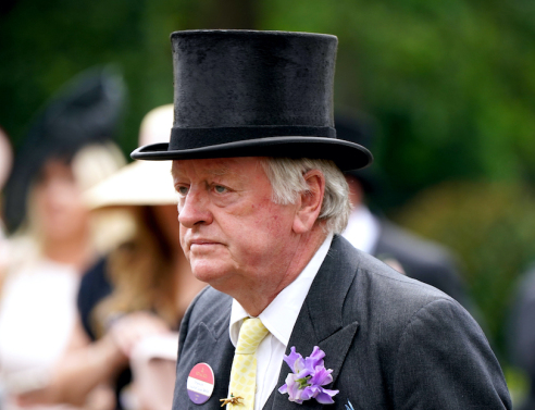 Άντριου Πάρκερ Μπόουλς: Ο πρώην σύζυγος της Καμίλα παρευρέθηκε στη στέψη του Κάρολου