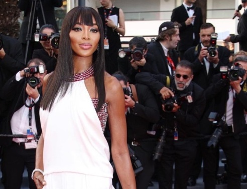 Ναόμι ΚάμπελHugo Boss.