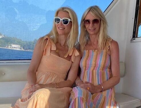 Η Κλόντια Σίφερ και μια φίλη της στις Σπέτσες