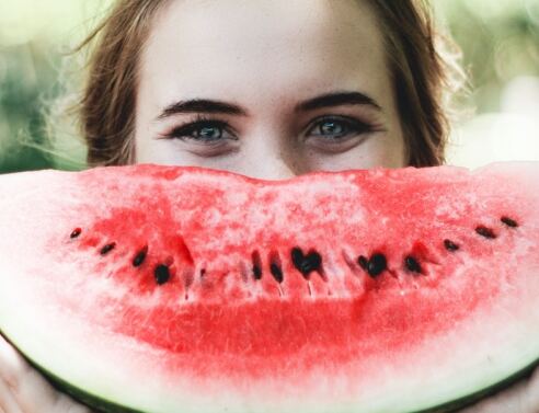 Συμβουλές ομορφιάς: Ποιες συνήθειες μπορούμε να υιοθετήσουμε στη φροντίδα της επιδερμίδας και στο μακιγιάζ μας το καλοκαίρι.