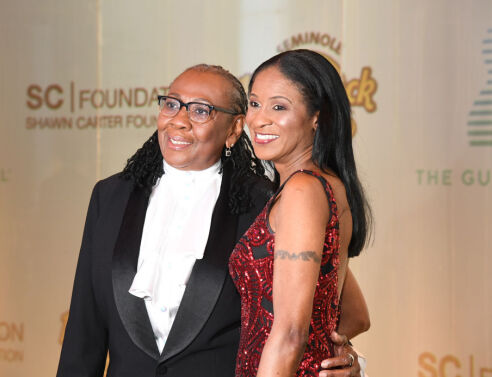 Στα αριστέρα η Gloria Carter με τη σύζυγό της Roxanne Wiltshire 