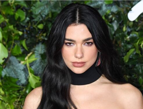 Ντούα Λίπα (Dua Lipa): Η ιστορία του κοριτσιού από την Πρίστινα που κάνει διαπλανητική καριέρα, υπερασπίζεται τη γυναικεία ενδυνάμωση και την κοινωνική ισότητα. 