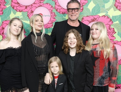 H Tori Spelling, ο πρώην σύζυγός της και τέσσερα από τα πέντε παιδιά τους