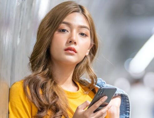 Το TikTok, το φίλτρο old-age, το προληπτικό botox, οι ψευδοεπιστημονικές συμβουλές ομορφιάς.