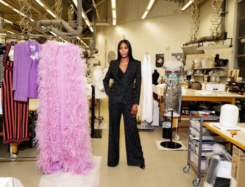 Η Ναόμι Κάμπελ προμοτάρει τα ρούχα για την έκθεση στο μουσείο V&A