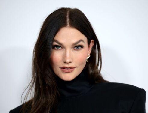 Η Karlie Kloss αγοράζει το περιοδικό i-D