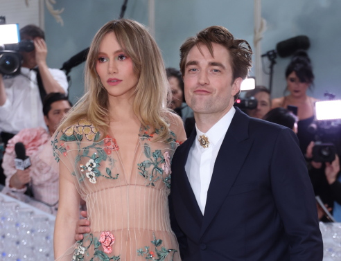 Ο Ρόμπερτ Πάτινσον & η Σούκι Γουότερχαουζ