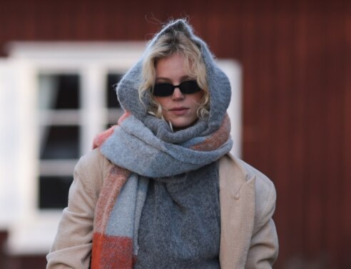 Τα μεγάλα κασκόλ είναι το κυρίαρχο αξεσουάρ του χειμώνα