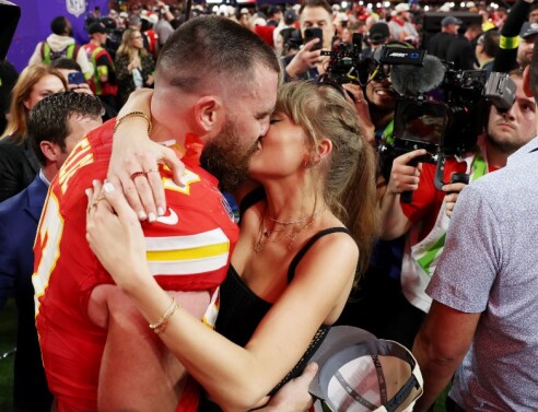 Το φιλί και η αγκαλιά της Τέιλορ Σουίφτ στον Τράβις Κέλσι μετά το Super Bowl