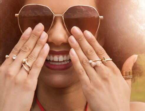 Αποδομημένο γαλλικό μανικιούρ: η φάση με τα νύχια έχει ξεφύγει