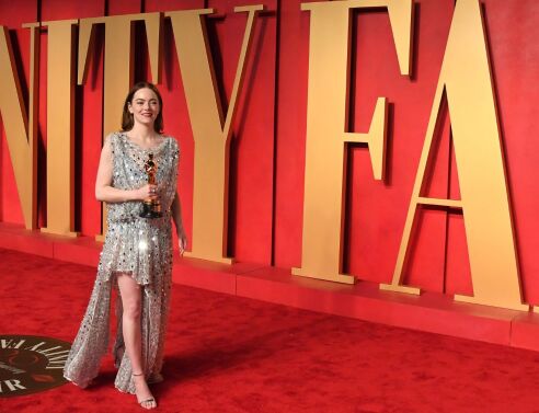 H Έμμα Στόουν με το χρυσό αγαλματάκι στο Vanity Fair Oscars Party