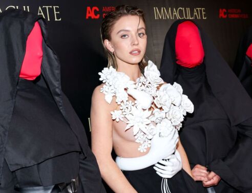 Sydney Sweeney: Χωρίς σουτιέν κάτω από το γλυπτό Balmain