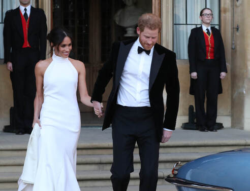 Η Mέγκαν Μάρκλ και ο πρίγκιπας Χάρυ αφήνουν το κάστρο του Winsdor και κατευθύνονται για τη γαμήλια δεξίωση